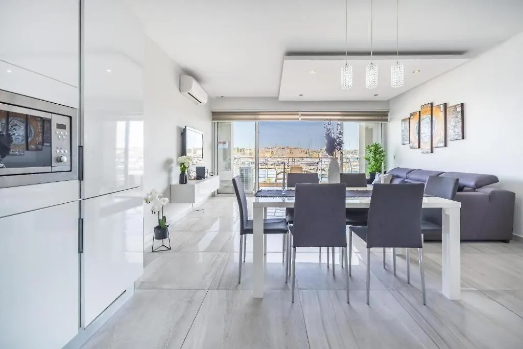 Large & Modern 3Br Seafront Apartment With Large Balcony - Close To Saint Julian'S, Sliema, & Manoel Island Gzira