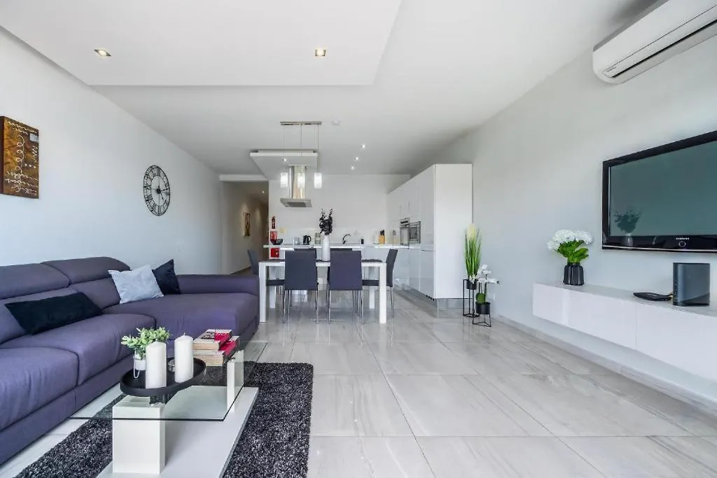 Large & Modern 3Br Seafront Apartment With Large Balcony - Close To Saint Julian'S, Sliema, & Manoel Island Gzira
